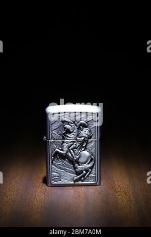 Heller auf einem Holzboden im Dunkeln Stockfoto