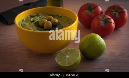 Guacamole typisch mexikanisches Essen auf Holztisch Stockfoto