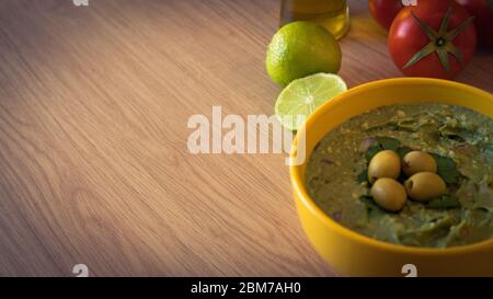 Guacamole typisch mexikanisches Essen auf Holztisch Stockfoto