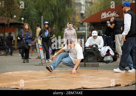 Junger Mann, Straßentänzer, auf dem Bürgersteig tanzend, Menschen beobachtend. 21.Mai 2012. Kiew, Ukraine Stockfoto