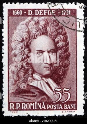 RUMÄNIEN - UM 1960: Eine Briefmarke in Rumänien zeigt Daniel Defoe, war ein englischer Schriftsteller und Journalist, um 1960 Stockfoto