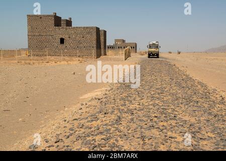 Campertruck parkte vor einem alten Bahnhof auf dem alten Gleis der Hejaz-Bahn. Saudi-Arabien Stockfoto