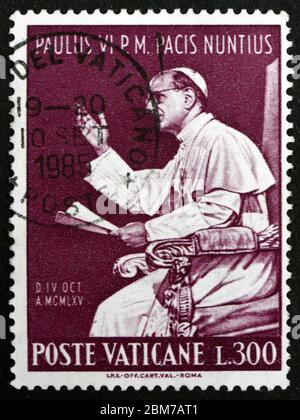 VATIKAN - UM 1965: Eine im Vatikan gedruckte Briefmarke zeigt Papst Paul VI. Bei der UN-Versammlung, um 1965 Stockfoto