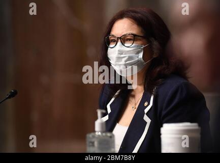 Der US-Senator Tammy Duckworth (Demokrat von Illinois) nimmt am Donnerstag, den 7. Mai 2020, an einer Anhörung der US-Senatsarderäte auf dem Capitol Hill in Washington, DC Teil. Die Anhörung wird durchgeführt, um die Nominierungen von Kenneth J. Braithwaite zum Minister der Marine, James H. Anderson zum stellvertretenden Untersekretär und General Charles Q. Brown, Jr. zum Stabschef der United States Air Force zu prüfen. Quelle: Kevin Dietsch/Pool via CNP/MediaPunch Stockfoto