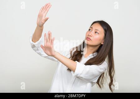 Porträt der gestressten jungen asiatischen Geschäftsfrau suchen erschrocken Stockfoto