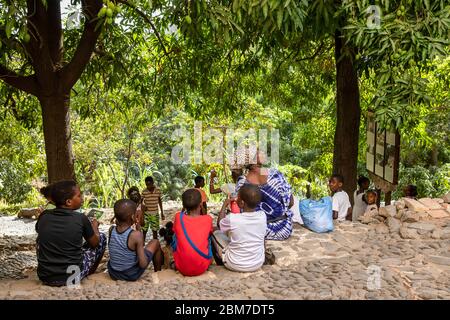 Schwarze Schüler und Lehrer in der Freiluftklasse in der Stadt Cidade Velha auf der Insel Santiago, Kap Verde / Cabo Verde Stockfoto