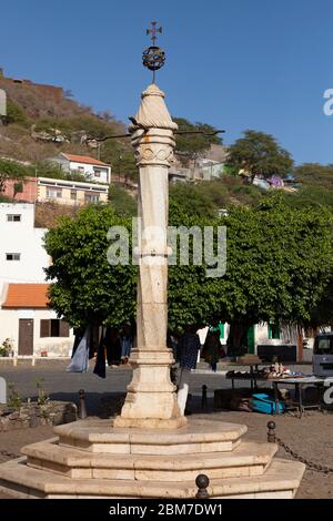 Pelourinho / Steinpranger, weiße Marmorsäule im Manuelinstil auf dem Sklavenmarkt in der Stadt Cidade Velha auf der Insel Santiago, Kap Verde Stockfoto