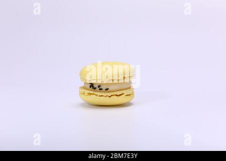 Ein Kuchen von Macaron oder Macaroon gelbe Zitrone Farbe. Köstliche Makronen isoliert auf weißem Hintergrund. Süßes französisches Plätzchen. Stockfoto