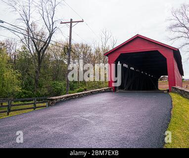 Die Utica Road Covered Bridge ist eine hölzerne Brücke mit Holzbalken in der Nähe von Lewistown, Maryland. Ursprünglich im Jahr 1834 erbaut, überspannt es den Monocac Stockfoto