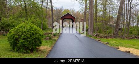Die Roddy Road Covered Bridge ist eine kleine, einspurige King Post hölzerne überdachte Brücke in der Nähe von Thurmont, Frederick County, Maryland. Es überquert Owen's Creek Stockfoto