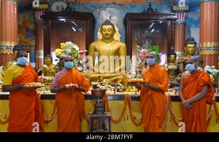 Kalkutta, Indien. Mai 2020. Buddhistische Mönche tragen Schutzmaske und führen Rituale in Maha Bodhi Society of India Buddhist Temple anlässlich des Buddha Purnima zum Gedenken an den Geburtstag des Buddha während der landesweiten Sperre im Zuge der COVID 19 Coronavirus Pandemie . (Foto von Saikat Paul/Pacific Press) Quelle: Pacific Press Agency/Alamy Live News Stockfoto