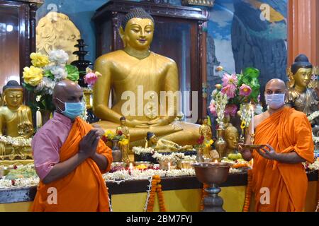 Kalkutta, Indien. Mai 2020. Buddhistische Mönche tragen Schutzmaske und führen Rituale in Maha Bodhi Society of India Buddhist Temple anlässlich des Buddha Purnima zum Gedenken an den Geburtstag des Buddha während der landesweiten Sperre im Zuge der COVID 19 Coronavirus Pandemie . (Foto von Saikat Paul/Pacific Press) Quelle: Pacific Press Agency/Alamy Live News Stockfoto