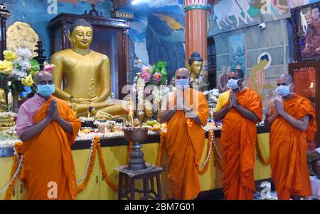 Kalkutta, Indien. Mai 2020. Buddhistische Mönche tragen Schutzmaske und führen Rituale in Maha Bodhi Society of India Buddhist Temple anlässlich des Buddha Purnima zum Gedenken an den Geburtstag des Buddha während der landesweiten Sperre im Zuge der COVID 19 Coronavirus Pandemie . (Foto von Saikat Paul/Pacific Press) Quelle: Pacific Press Agency/Alamy Live News Stockfoto