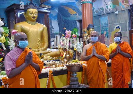 Kalkutta, Indien. Mai 2020. Buddhistische Mönche tragen Schutzmaske und führen Rituale in Maha Bodhi Society of India Buddhist Temple anlässlich des Buddha Purnima zum Gedenken an den Geburtstag des Buddha während der landesweiten Sperre im Zuge der COVID 19 Coronavirus Pandemie . (Foto von Saikat Paul/Pacific Press) Quelle: Pacific Press Agency/Alamy Live News Stockfoto