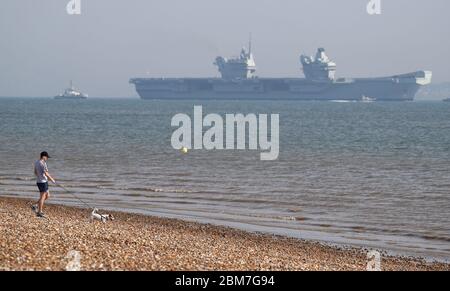 Die Royal Navy Flugzeugträger HMS Queen Elizabeth segelt in Stokes Bay in der Solent vor Anker. Der Träger ist auf See Übungen und wird Flagge Officer Sea Training Personal einschiffen, während am Anker. Stockfoto