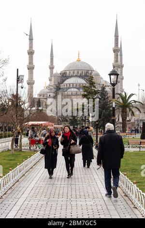 19. Februar 2018: Menschen, die über den Platz vor der Sultan Ahmed Moschee gehen. Istanbul, Türkei Stockfoto