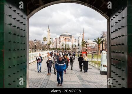 19. Februar 2018: Menschen, die über den Platz vor der Hagia Sophia gehen. Istanbul, Türkei Stockfoto