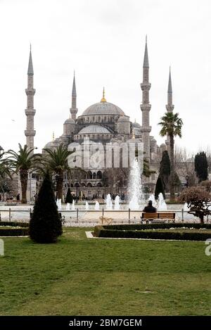 19. Februar 2018: Menschen und Brunnen vor der Sultan Ahmed Moschee. Istanbul, Türkei Stockfoto