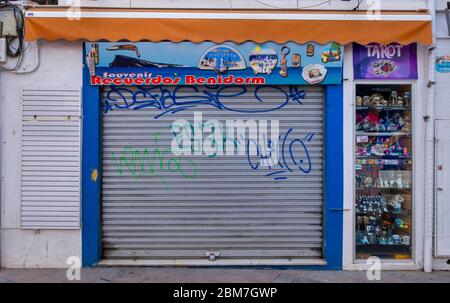 Benidorm, Alicante, Spanien, 4.5.2020, Corona Krise: Geschlossener Souvenirladen in der sonst belebten Fußgängerzone der Altstadt Stockfoto