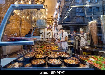 19. Februar 2018: Schaufenster eines traditionellen türkischen Restaurants im Stadtteil Sultanahmet. Istanbul, Türkei Stockfoto