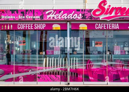 Benidorm, Alicante Spanien, 4.5.2020, Corona Krise: Ein Schild "Se Traspasa" (zur Übernahme erhältlich) Hinweis auf den Fenstern eines Eiscafés. Die Zwangsschließungen aufgrund der Pandemie haben viele Geschäftsleute in wirtschaftliche Schwierigkeiten geraten lassen und einige von ihnen wollen oder können ihre Geschäfte nicht mehr führen Stockfoto