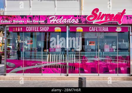 Benidorm, Alicante Spanien, 4.5.2020, Corona Krise: Ein Schild "Se Traspasa" (zur Übernahme erhältlich) Hinweis auf den Fenstern eines Eiscafés. Die Zwangsschließungen aufgrund der Pandemie haben viele Geschäftsleute in wirtschaftliche Schwierigkeiten geraten lassen und einige von ihnen wollen oder können ihre Geschäfte nicht mehr führen Stockfoto