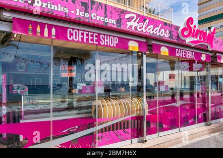 Benidorm, Alicante Spanien, 4.5.2020, Corona Krise: Ein Schild "Se Traspasa" (zur Übernahme erhältlich) Hinweis auf den Fenstern eines Eiscafés. Die Zwangsschließungen aufgrund der Pandemie haben viele Geschäftsleute in wirtschaftliche Schwierigkeiten geraten lassen und einige von ihnen wollen oder können ihre Geschäfte nicht mehr führen Stockfoto