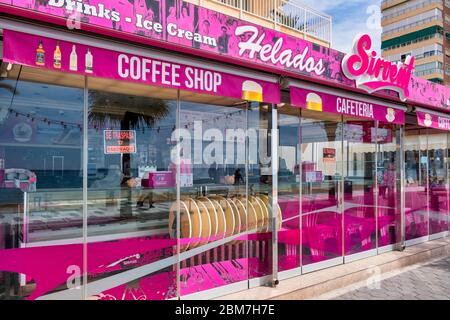 Benidorm, Alicante Spanien, 4.5.2020, Corona Krise: Ein Schild "Se Traspasa" (zur Übernahme erhältlich) Hinweis auf den Fenstern eines Eiscafés. Die Zwangsschließungen aufgrund der Pandemie haben viele Geschäftsleute in wirtschaftliche Schwierigkeiten geraten lassen und einige von ihnen wollen oder können ihre Geschäfte nicht mehr führen Stockfoto