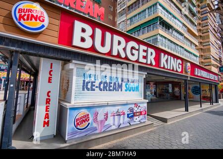 Benidorm, Alicante Spanien, 4.5.2020, Corona Krise: Geschlossener Burger King Franchise an der Strandpromenade Stockfoto