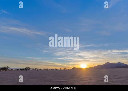 Sonnenaufgang über dem trockenen Wüstenland Stockfoto