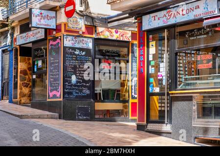 Benidorm, Alicante Spanien, 4.5.2020, Corona Krise: Geschlossene Tapas-Restaurants in der Altstadt. Auf dem Fenster befindet sich ein Schild 'Se Traspasa“, (zur Übernahme verfügbar). Die Zwangsschließungen aufgrund der Pandemie haben viele Geschäftsleute in wirtschaftliche Schwierigkeiten geraten lassen und einige von ihnen wollen oder können ihre Geschäfte nicht mehr führen Stockfoto