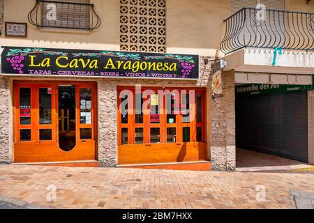 Benidorm, Alicante Spanien, 4.5.2020, Corona Krise: Geschlossene Tapas-Restaurants in der Altstadt. Auf dem Fenster befindet sich ein Schild 'Se Traspasa“, (zur Übernahme verfügbar). Die Zwangsschließungen aufgrund der Pandemie haben viele Geschäftsleute in wirtschaftliche Schwierigkeiten geraten lassen und einige von ihnen wollen oder können ihre Geschäfte nicht mehr führen Stockfoto