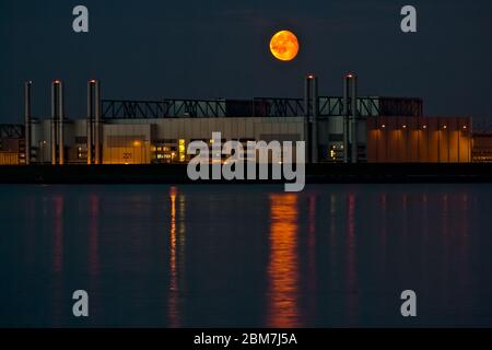 Das Airbus-Werk in Hamburg bei Vollmond Stockfoto