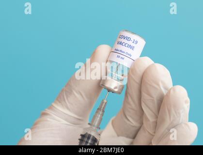 Arzt mit Spritze Covid-19 oder Coronavirus-Impfstoff aus der Flasche zu bekommen - Konzept der Covid-19 Impfung, Forschung, Pandemie Influenza-Impfstoffe Stockfoto