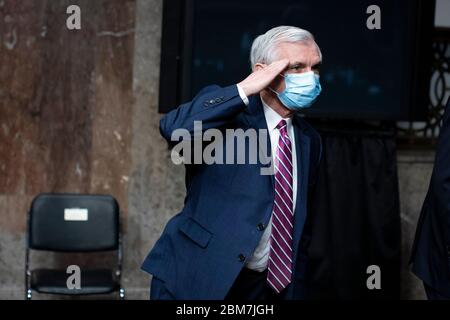 US-Senator Jack Reed (Demokrat von Rhode Island), rangiertes Mitglied des Armed Services Committee des US-Senats, begrüßt nach einer Anhörung des Armed Services Committee des US-Senats, die Kenneth Braithwaite, US-Präsident Donald J. Trumps Kandidat für den Marine-Sekretär, am Donnerstag, 7. Mai 2020, bestätigt hat. Die Mitglieder des Komitees können Braithwaite fragen, ob das Ziel der Verwaltung, eine 355-Schiffe-Flotte im nächsten Jahrzehnt zu erreichen, im Vergleich zu 299 heute, angesichts der Kostenbeschränkungen realistisch ist.Quelle: Al Drago/Pool via CNP Stockfoto