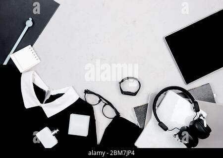 Monochromer Hintergrund mit Frauen-Outfit Set im Bürostil, Accessoires, Tablet und Büro- oder Schulbedarf auf grau. Konzept Online-Arbeit oder Studium Stockfoto