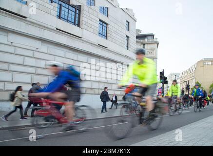 Radfahrer fahren auf dem Radautobahn 6 in der Nähe der Blackfriars Brücke im Zentrum von London in der abendlichen Rush Hour im Frühjahr Stockfoto