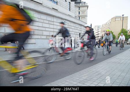 Radfahrer fahren auf dem Radautobahn 6 in der Nähe der Blackfriars Brücke im Zentrum von London in der abendlichen Rush Hour im Frühjahr Stockfoto