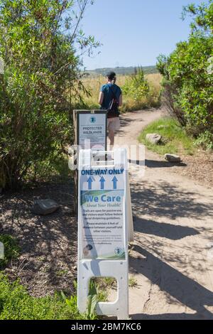 Einige begrenzte Wanderwege sind in Orange County California wie diese in Bommer Canyon in Irvine offen. Diese Einbahnstraße hat Zeichen erinnert Wanderer 6 Meter auseinander zu bleiben und folgen Bundes soziale Distanzierung. Mai 2020 Stockfoto