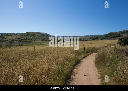 Einige begrenzte Wanderwege sind in Orange County California wie diese in Bommer Canyon in Irvine offen. Schilder erinnern Wanderer 6 Fuß auseinander zu bleiben und folgen Bundessozialdistanzierung. Mai 2020 Stockfoto