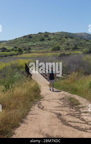 Einige begrenzte Wanderwege sind in Orange County California wie diese in Bommer Canyon in Irvine offen. Schilder erinnern Wanderer 6 Fuß auseinander zu bleiben und folgen Bundessozialdistanzierung. Mai 2020 Stockfoto