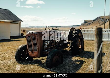 Alte Traktor im Hinterhof der isländischen Farm verlassen Stockfoto