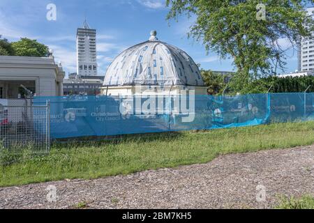 CHRISTCHURCH, NEUSEELAND - Dezember 03 2019: Stadtbild mit Baustelle von Erdbeben beschädigten Pavillon, erschossen in hellem bewölktem Licht am 03 20. dezember Stockfoto