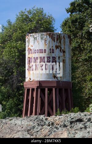 Einige begrenzte Wanderwege sind in Orange County California wie diese in Bommer Canyon in Irvine offen. Schilder erinnern Wanderer 6 Fuß auseinander zu bleiben und folgen Bundessozialdistanzierung. Mai 2020 Stockfoto