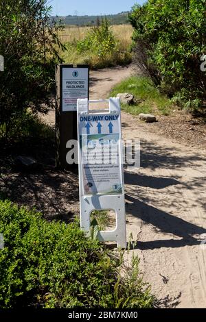 Einige begrenzte Wanderwege sind in Orange County California wie diese in Bommer Canyon in Irvine offen. Diese Einbahnstraße hat Zeichen erinnert Wanderer 6 Meter auseinander zu bleiben und folgen Bundes soziale Distanzierung. Mai 2020 Stockfoto