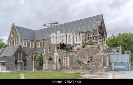 CHRISTCHURCH, NEUSEELAND - Dezember 03 2019: Stadtbild mit Erdbeben eingestürzt Kathedrale, erschossen in hellem bewölktem Licht am 03 2019. dezember auf Christus Stockfoto