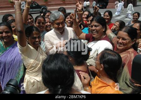 File photo of Bihar Chief Minister Nitish Kumar mit Frauen Unterstützer vor dem Parlamentsgebäude in Neu Delhi. Nitish ist ein Führer von Janta Dal - United Stockfoto