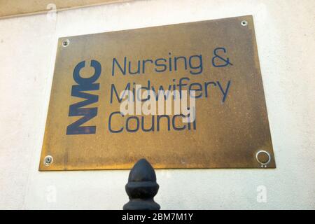 Messing Namensschild / Plakette vor den Büros des Nursing and Midwifery Council – NMC 23 Portland Place London W1B 1PZ. GROSSBRITANNIEN. (118) Stockfoto