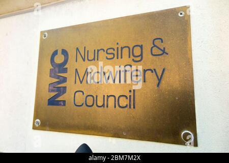 Messing Namensschild / Plakette vor den Büros des Nursing and Midwifery Council – NMC 23 Portland Place London W1B 1PZ. GROSSBRITANNIEN. (118) Stockfoto