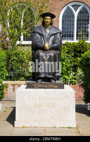 Sitzende moderne Statue von Thomas More, 1968, von der Bildhauerin Leslie Cubitt Bevis. Bemalte Bronzeskulptur Vor der Chelsea Old Church, Chelsea Embankment, London. GROSSBRITANNIEN. (118) Stockfoto